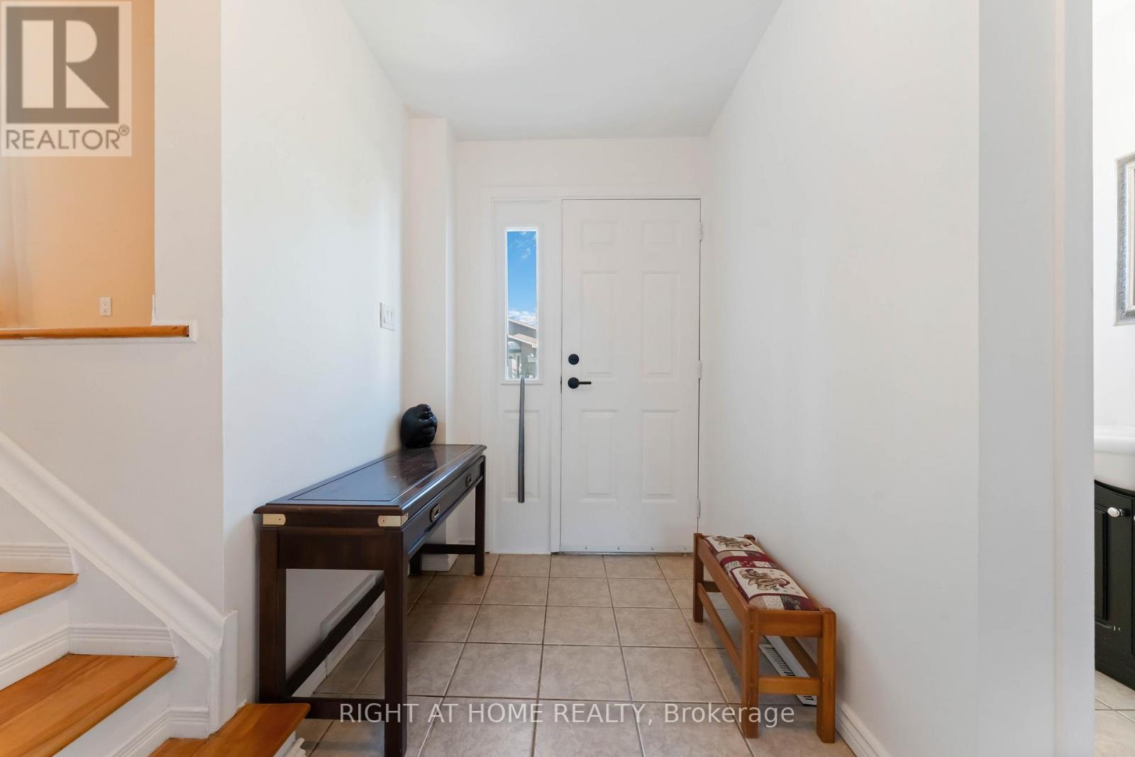 2221 Circle Place, Ottawa, Ontario  K1G 3E2 - Photo 3 - X13518220