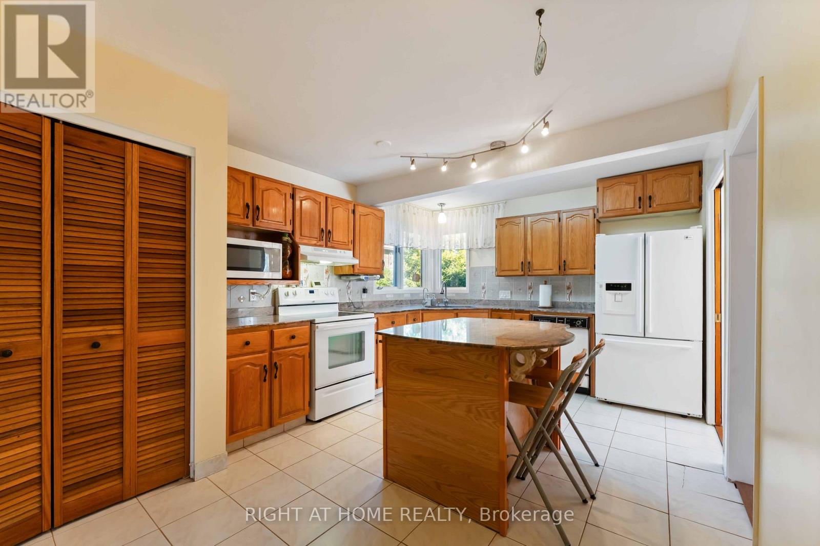 2221 Circle Place, Ottawa, Ontario  K1G 3E2 - Photo 8 - X13518220
