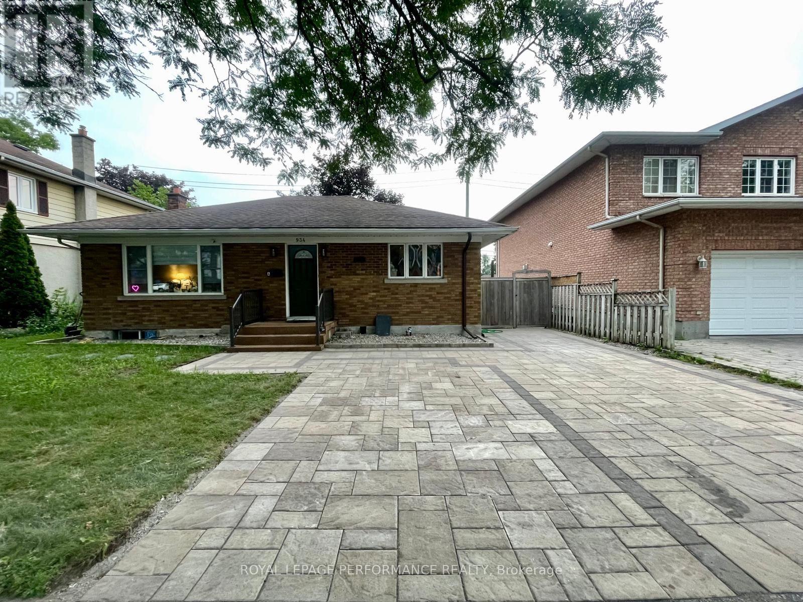 Unit B ( Basement) - 934 Smyth Road, Ottawa, Ontario  K1G 1P6 - Photo 1 - X13518330
