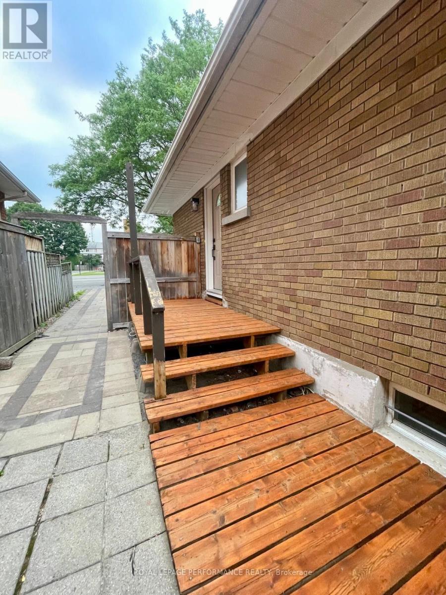 Unit B ( Basement) - 934 Smyth Road, Ottawa, Ontario  K1G 1P6 - Photo 2 - X13518330