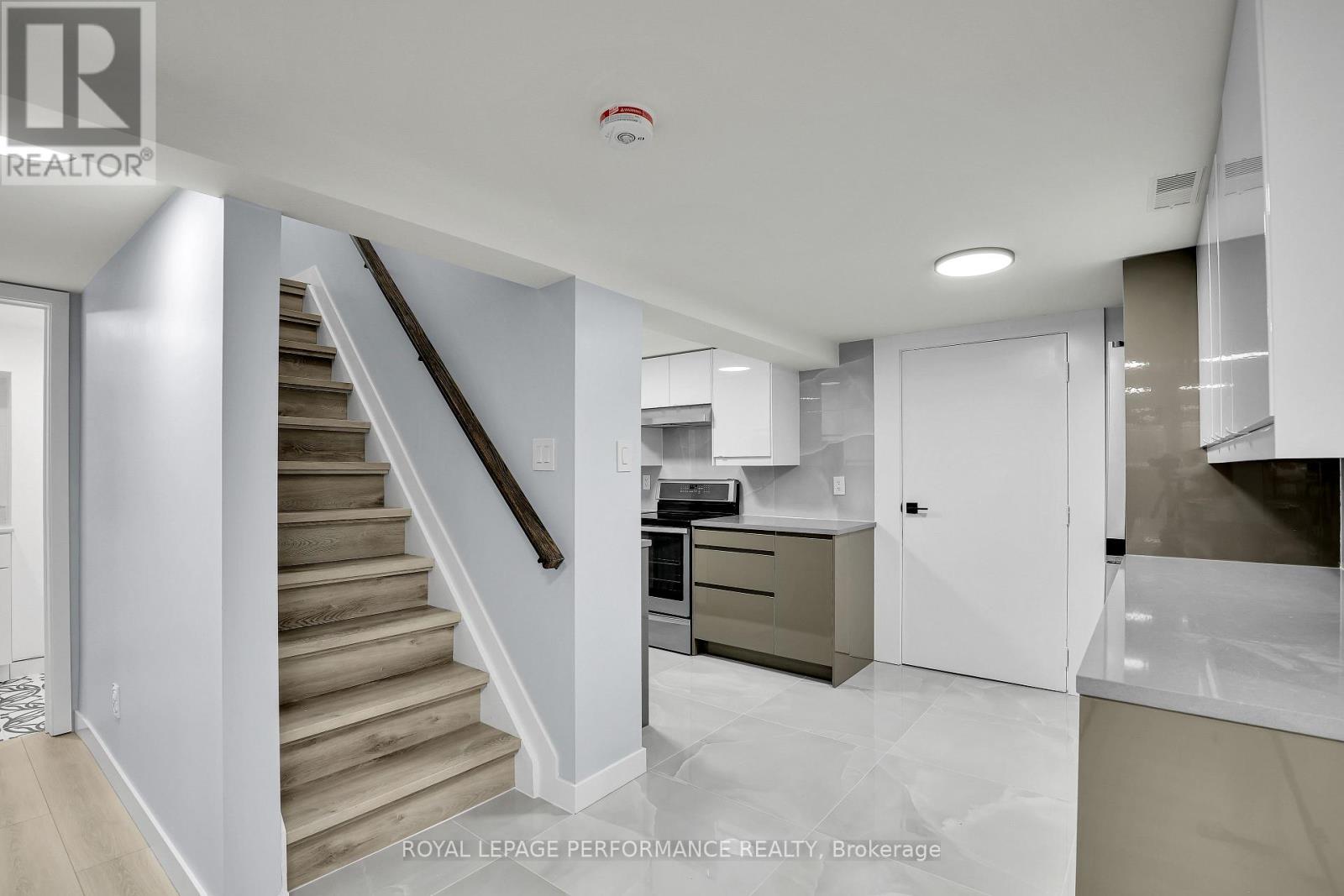 Unit B ( Basement) - 934 Smyth Road, Ottawa, Ontario  K1G 1P6 - Photo 3 - X13518330