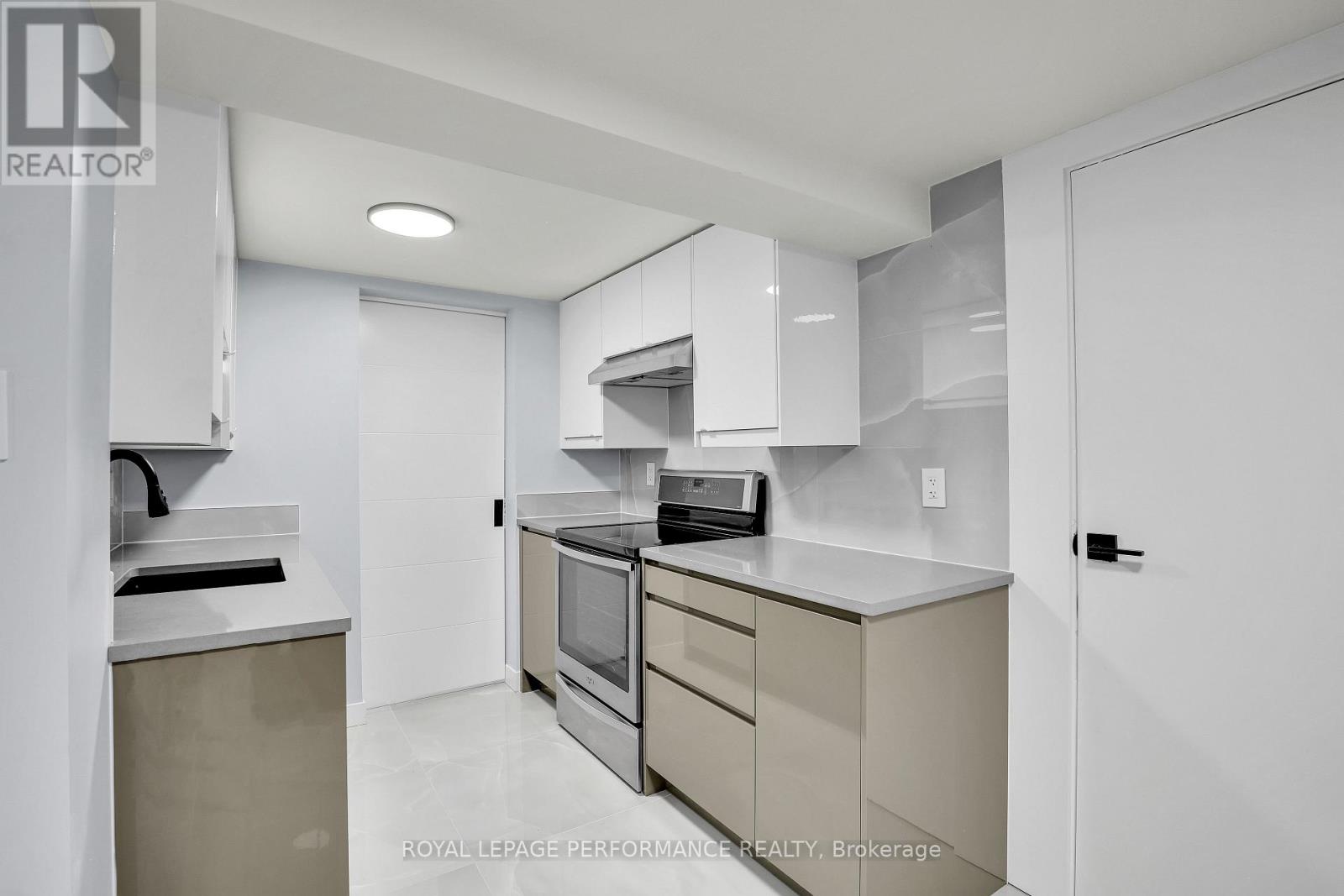 Unit B ( Basement) - 934 Smyth Road, Ottawa, Ontario  K1G 1P6 - Photo 5 - X13518330