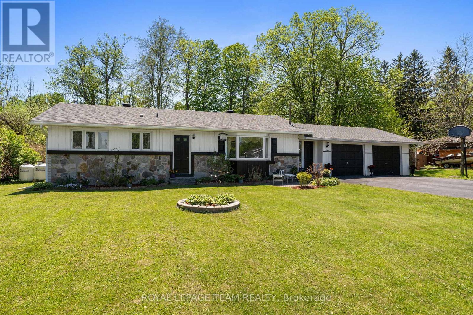 5643 Ficko Crescent, Ottawa, Ontario  K1X 1H3 - Photo 2 - X13527460