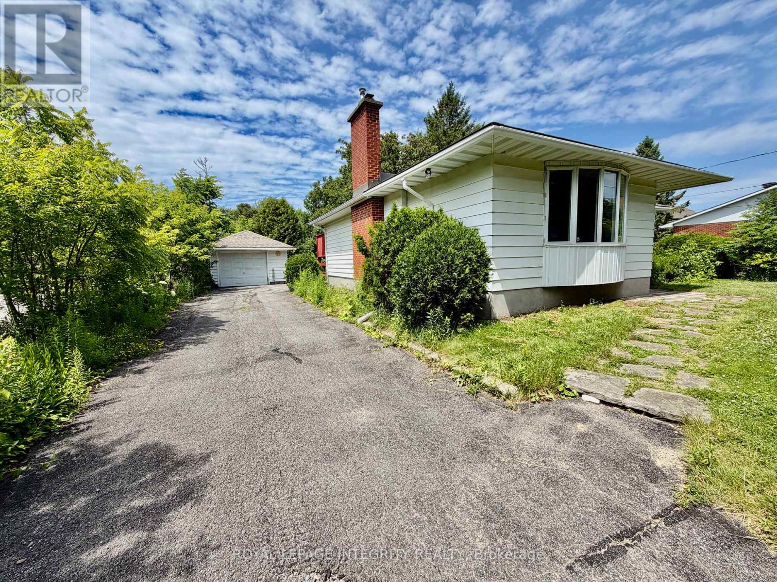 1107 Falaise Road, Ottawa, Ontario  K2E 6R1 - Photo 2 - X13528198