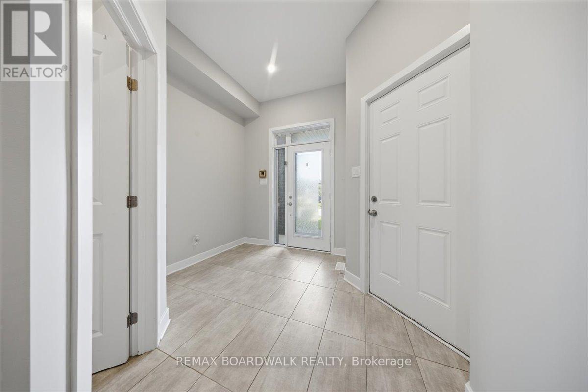 54 Thunderbolt Street, Ottawa, Ontario  K2S 1E7 - Photo 2 - X13530022