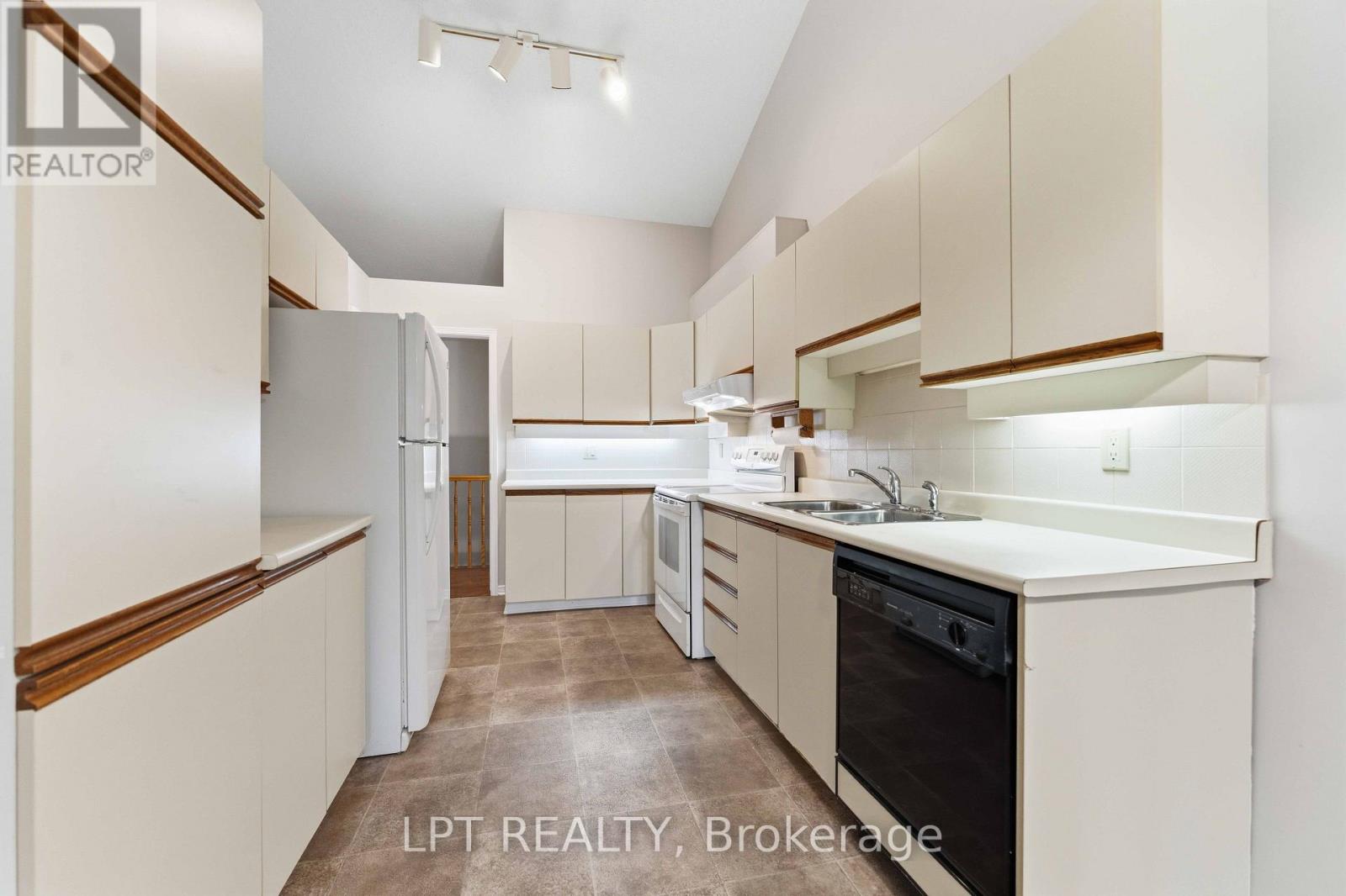 40 - 24 Grand Cedar Court, Ottawa, Ontario  K2S 1C8 - Photo 10 - X13539432