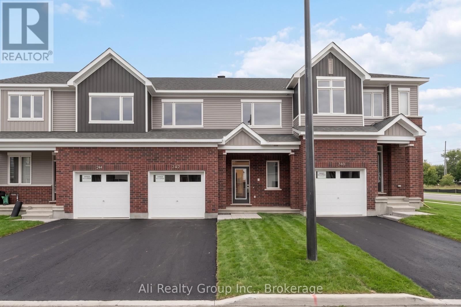 242 Falsetto Street, Ottawa, Ontario  K1W 0S2 - Photo 1 - X13540572