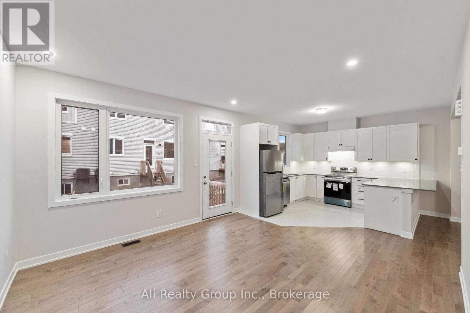 242 Falsetto Street, Ottawa, Ontario  K1W 0S2 - Photo 10 - X13540572
