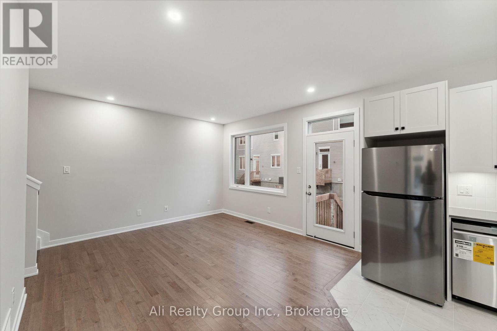 242 Falsetto Street, Ottawa, Ontario  K1W 0S2 - Photo 4 - X13540572