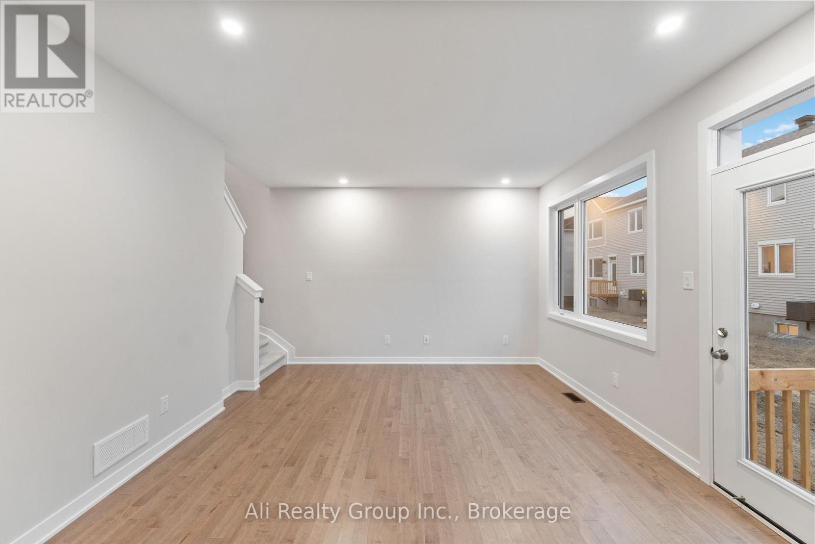 242 Falsetto Street, Ottawa, Ontario  K1W 0S2 - Photo 7 - X13540572