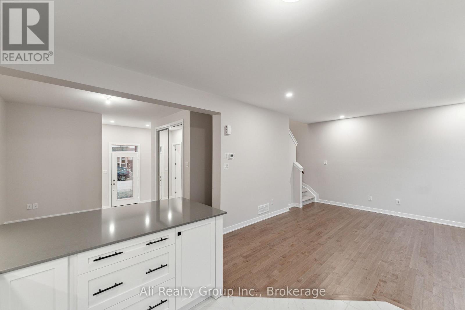 242 Falsetto Street, Ottawa, Ontario  K1W 0S2 - Photo 8 - X13540572