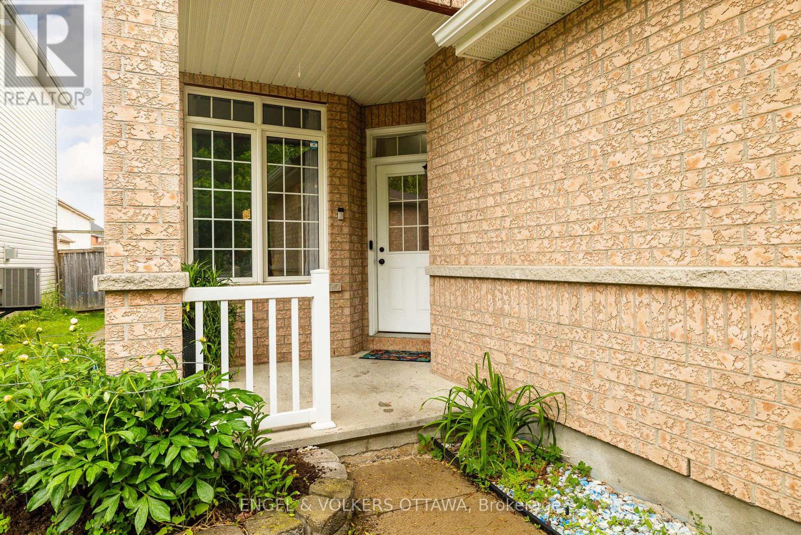 166 Macara Crescent, Ottawa, Ontario  K2K 0C9 - Photo 3 - X13540974