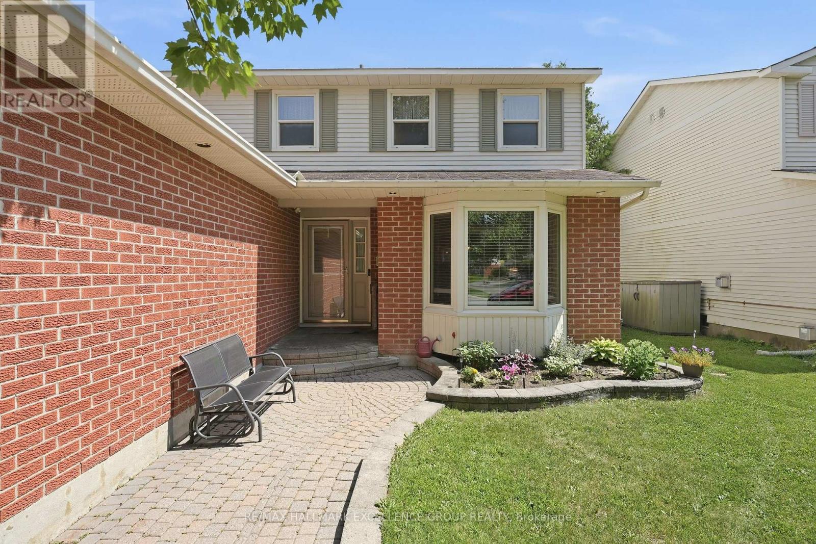 6126 Vineyard Drive, Ottawa, Ontario  K1C 2N6 - Photo 4 - X13543332