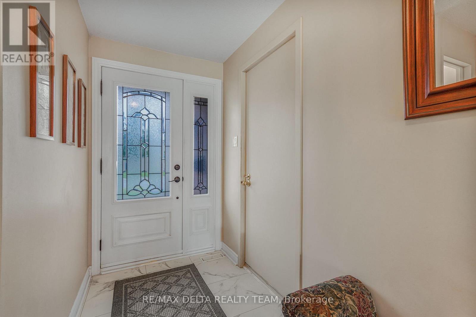 6043 Valley Field Crescent, Ottawa, Ontario  K1C 5P2 - Photo 3 - X13543528