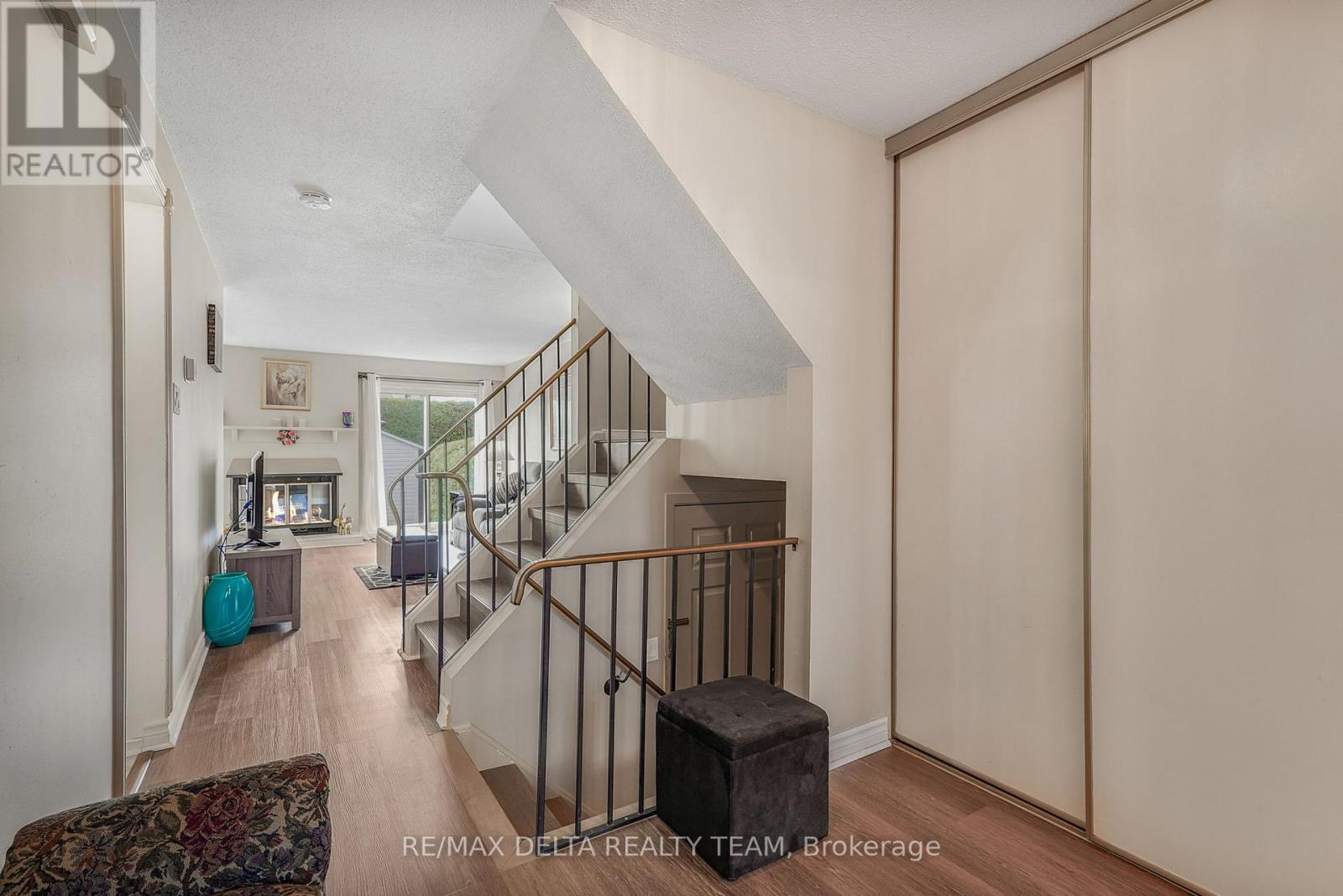 6043 Valley Field Crescent, Ottawa, Ontario  K1C 5P2 - Photo 4 - X13543528