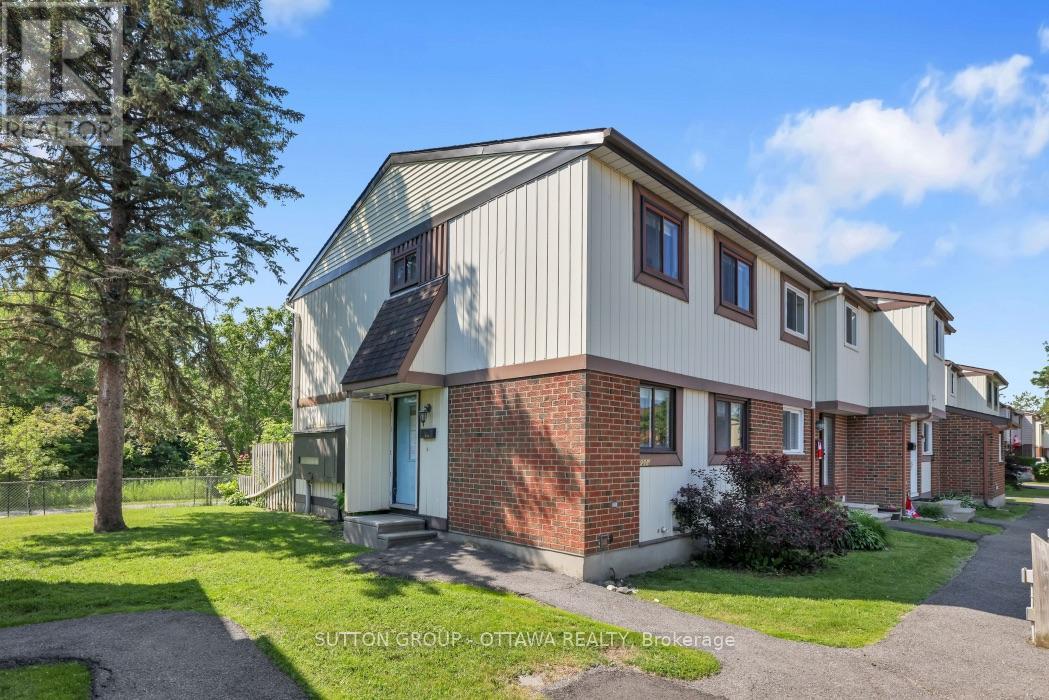 2014 Falkirk Crescent, Ottawa, Ontario  K1B 4Y7 - Photo 1 - X13544144