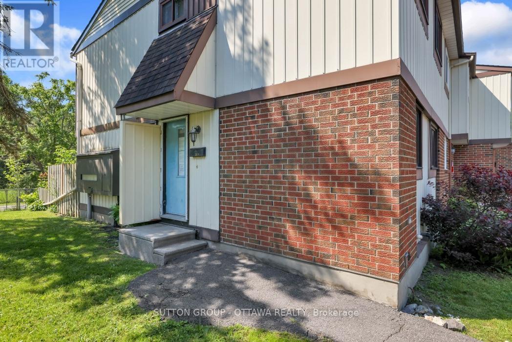2014 Falkirk Crescent, Ottawa, Ontario  K1B 4Y7 - Photo 2 - X13544144