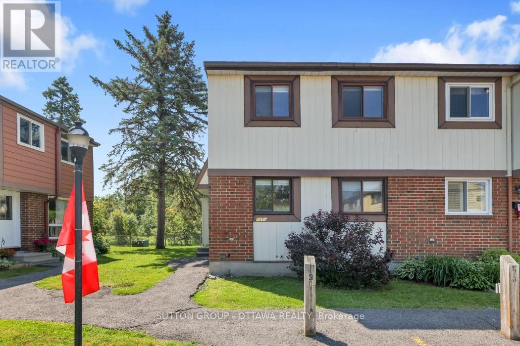 2014 Falkirk Crescent, Ottawa, Ontario  K1B 4Y7 - Photo 3 - X13544144