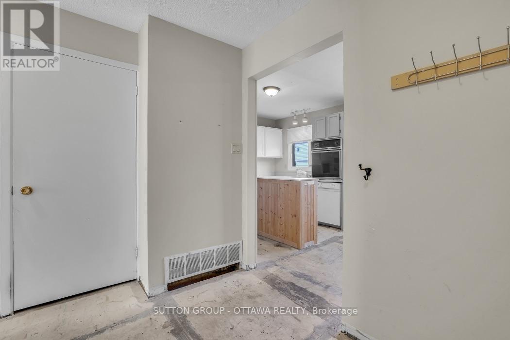 2014 Falkirk Crescent, Ottawa, Ontario  K1B 4Y7 - Photo 4 - X13544144