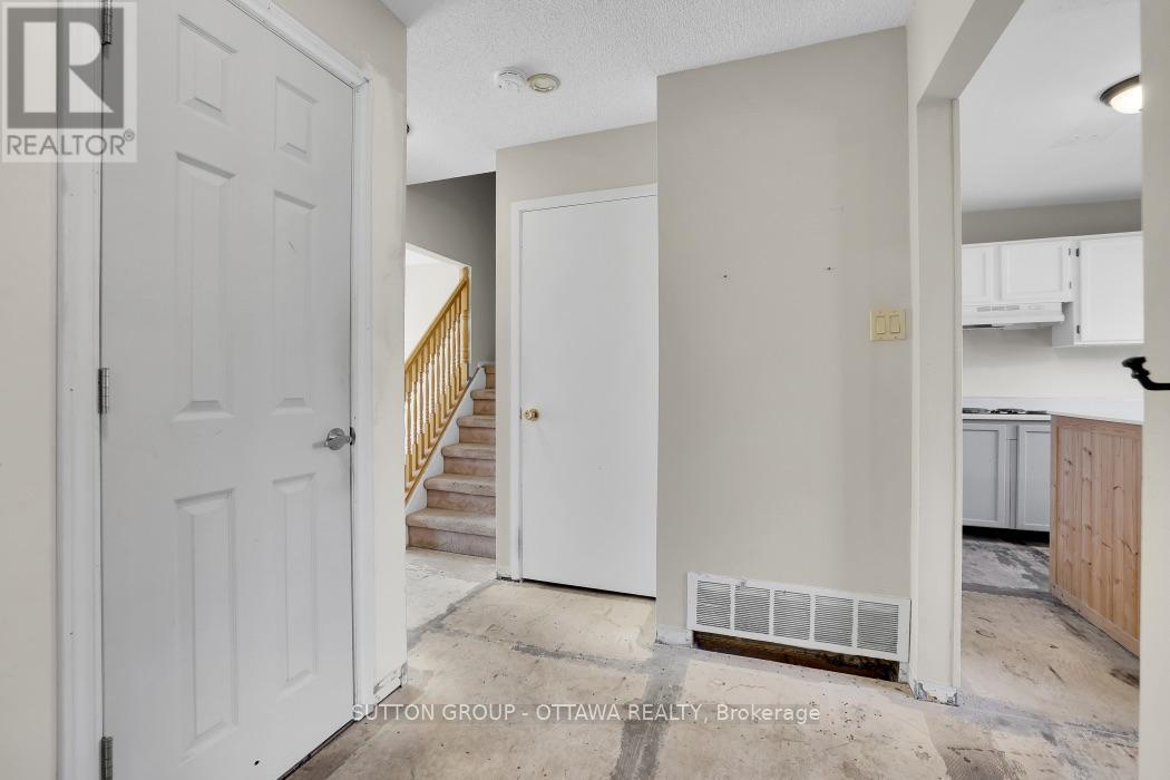2014 Falkirk Crescent, Ottawa, Ontario  K1B 4Y7 - Photo 5 - X13544144