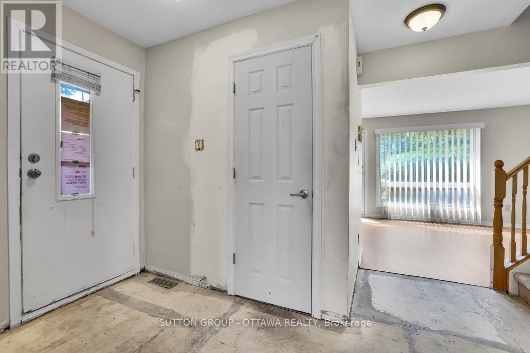 2014 Falkirk Crescent, Ottawa, Ontario  K1B 4Y7 - Photo 6 - X13544144