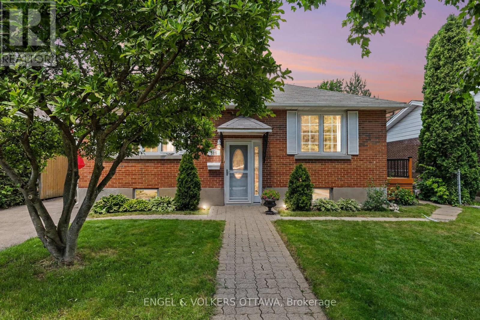 325 Summit Avenue, Ottawa, Ontario  K1H 5Z7 - Photo 1 - X13545658