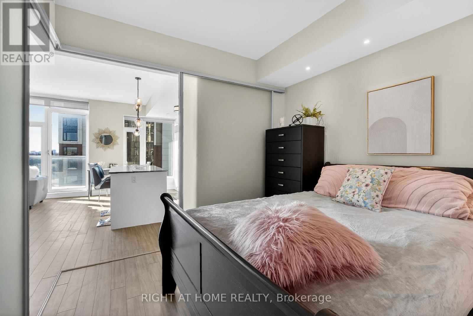 806 - 118 Holmwood Avenue, Ottawa, Ontario  K1S 5J5 - Photo 12 - X13546428