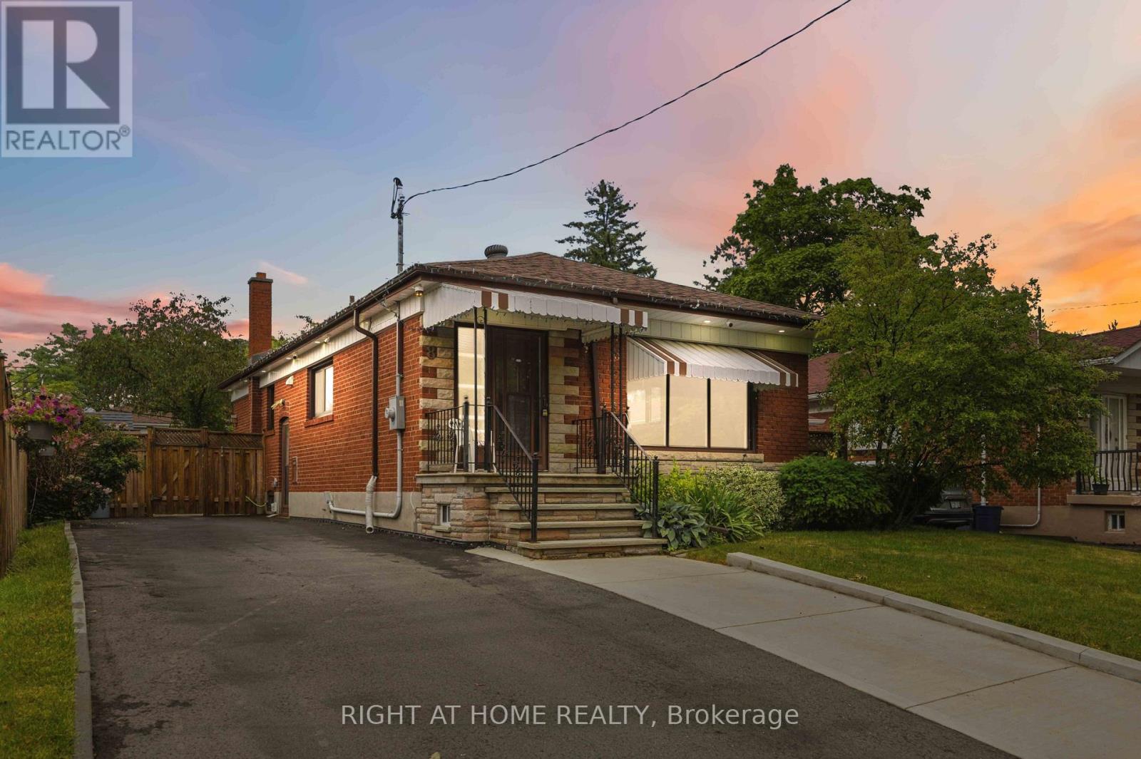8 Grassington Crescent, Toronto, Ontario  M1G 1X5 - Photo 2 - E13546878