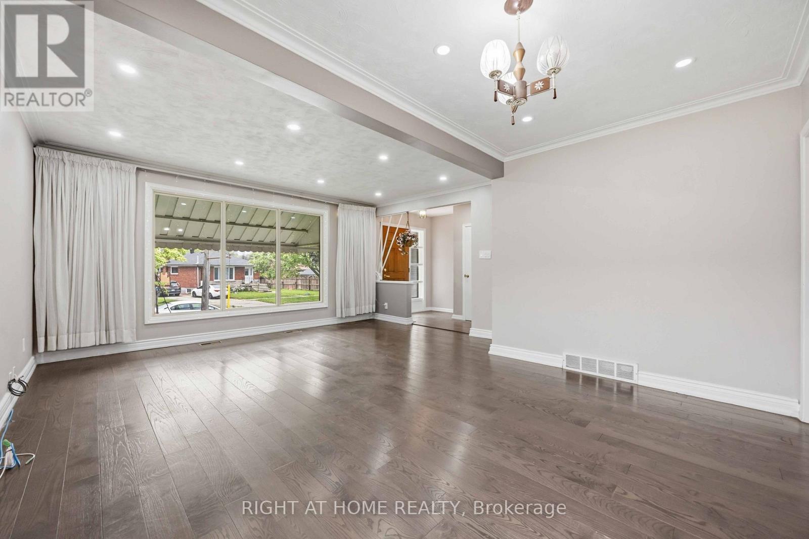 8 Grassington Crescent, Toronto, Ontario  M1G 1X5 - Photo 7 - E13546878
