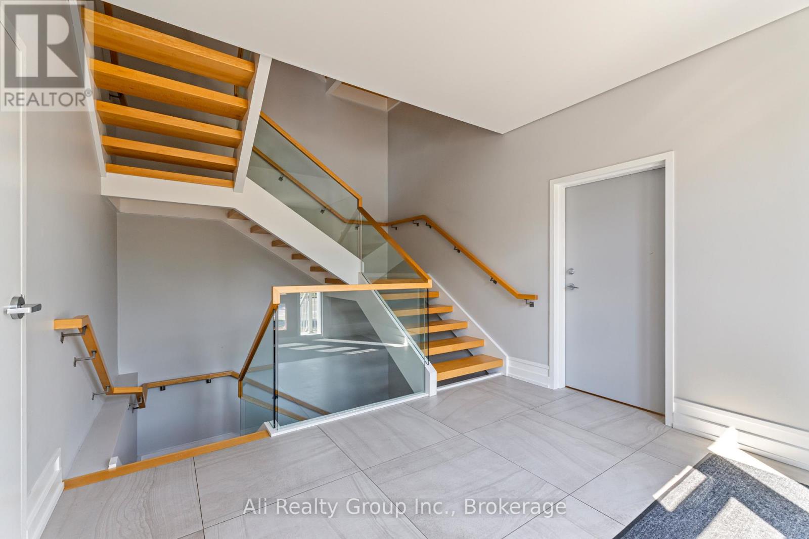 69 Donald Street, Ottawa, Ontario  K1K 1N3 - Photo 4 - X13551718