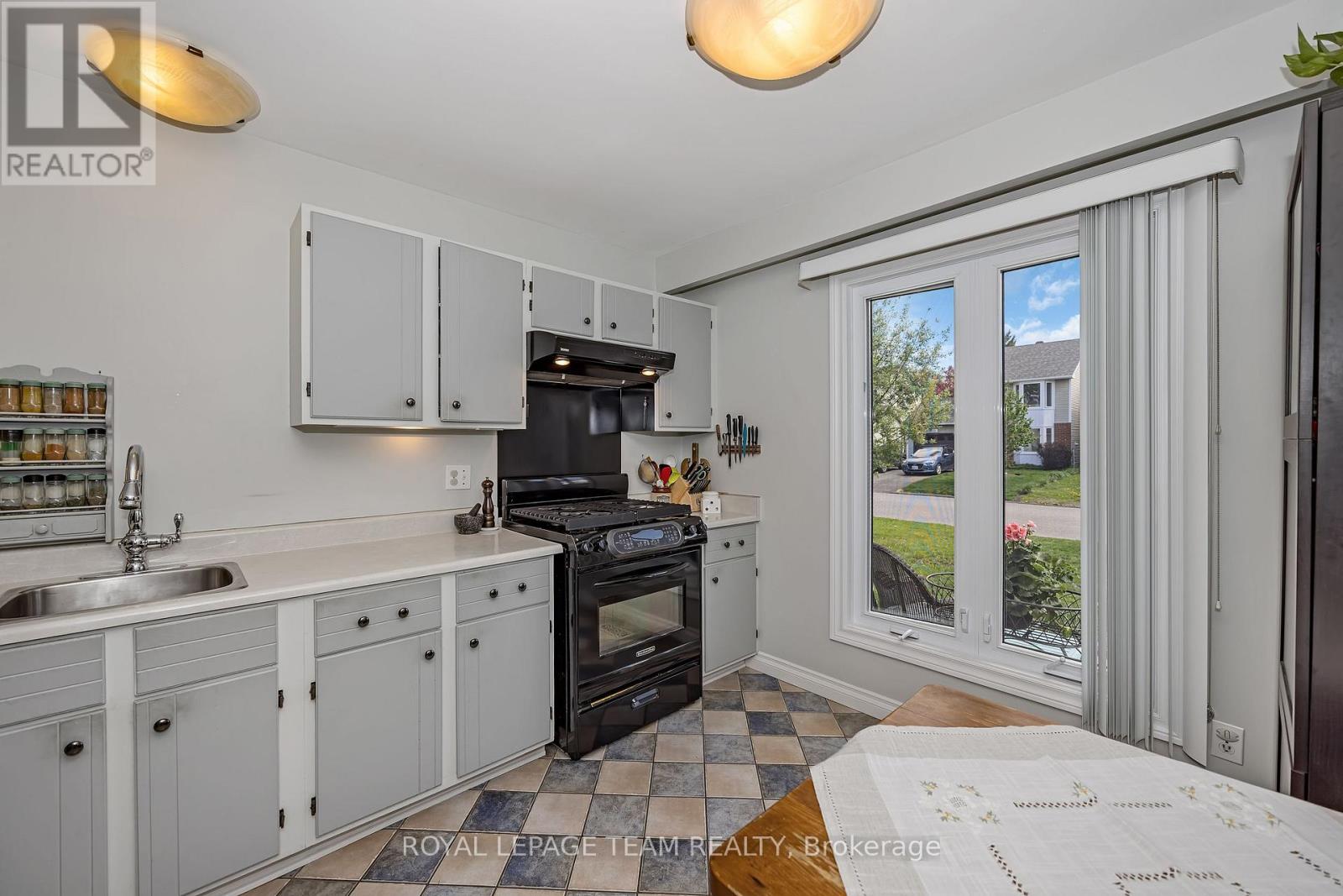 99 Melanie Crescent, Ottawa, Ontario  K2L 2E4 - Photo 4 - X13553082