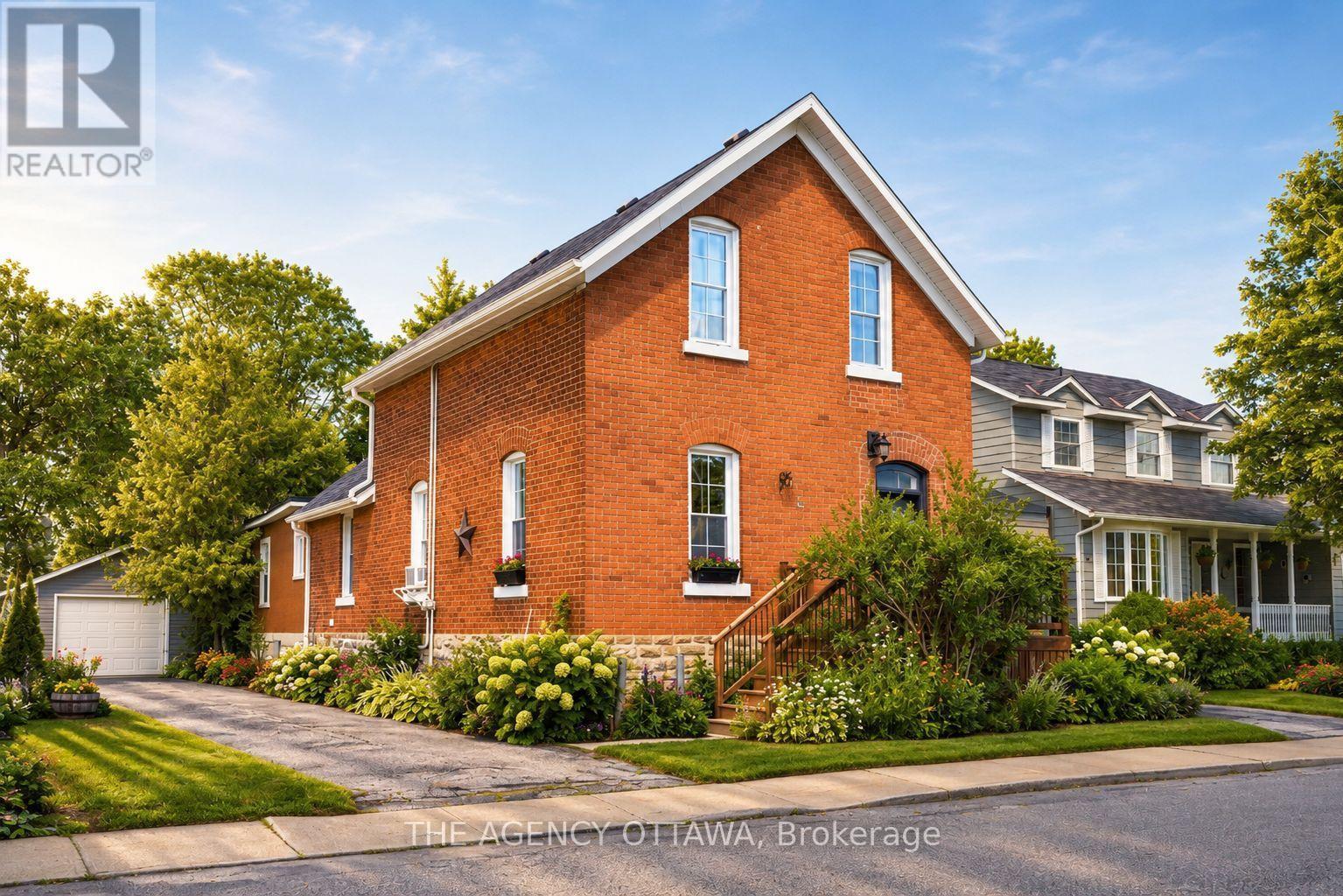 A & B - 33 Napoleon Street, Carleton Place, Ontario  K7C 2X4 - Photo 1 - X13555578