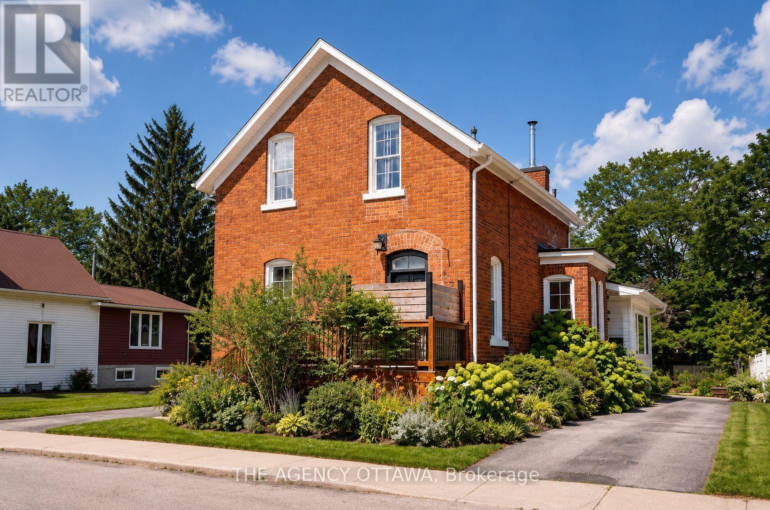 A & B - 33 Napoleon Street, Carleton Place, Ontario  K7C 2X4 - Photo 2 - X13555578
