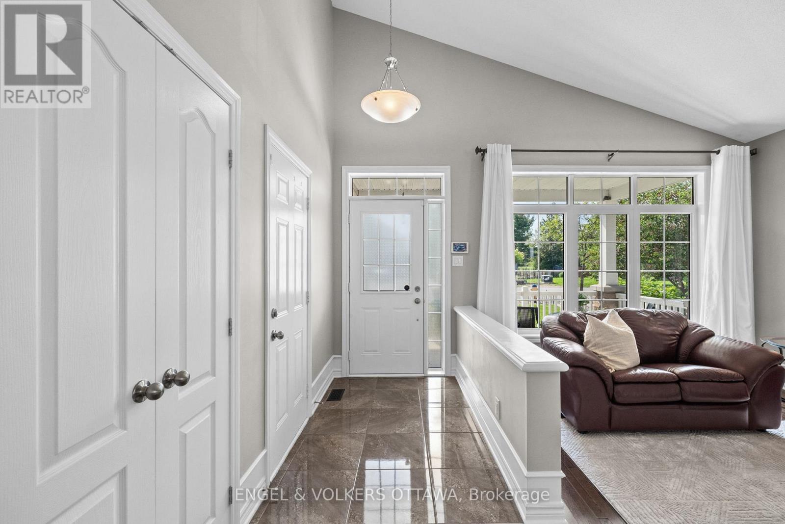 112 Equinelle Drive, North Grenville, Ontario  K0G 1J0 - Photo 5 - X13556382
