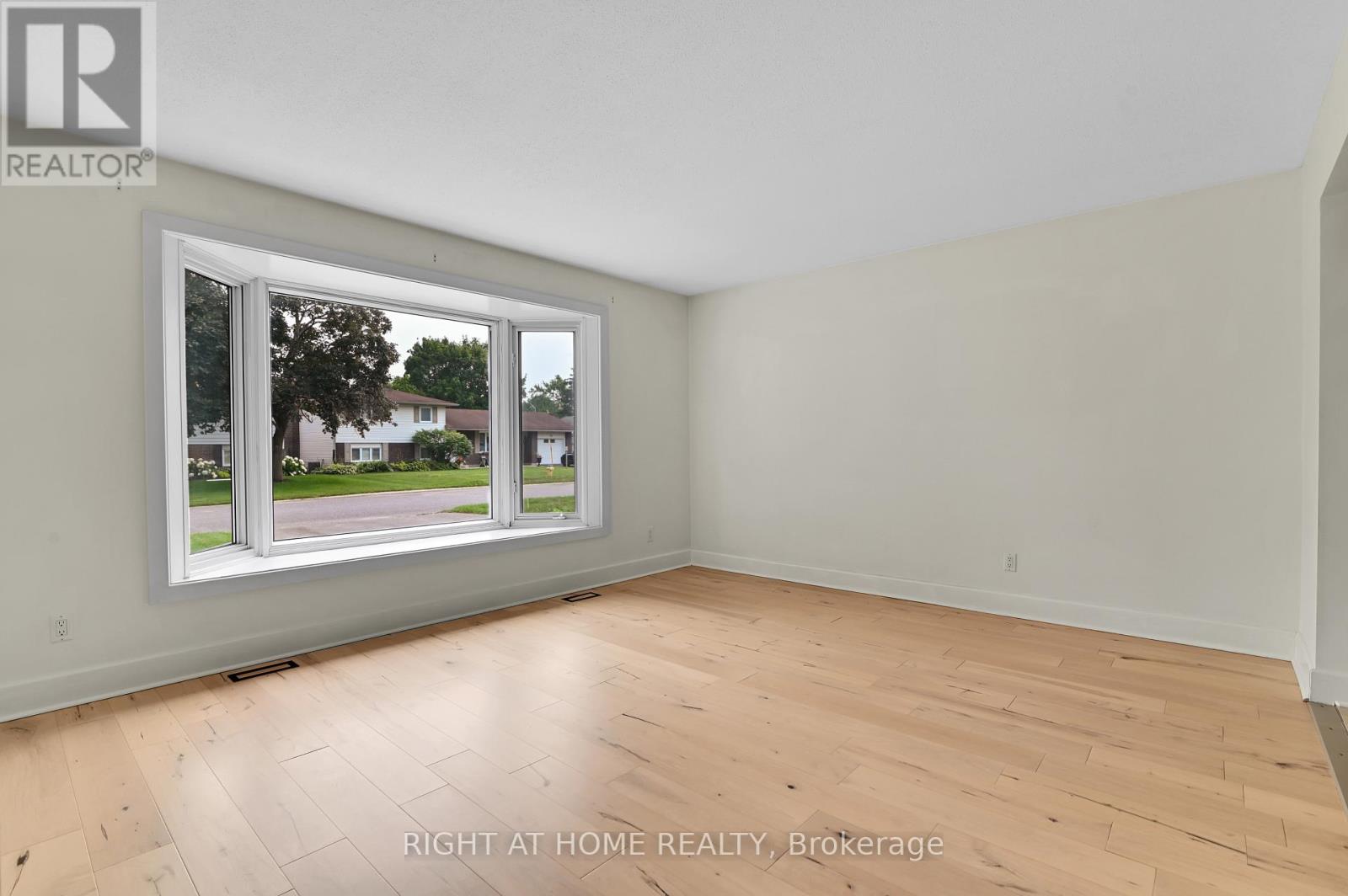 9 Leetom Crescent, Ottawa, Ontario  K2J 1E3 - Photo 4 - X13566274