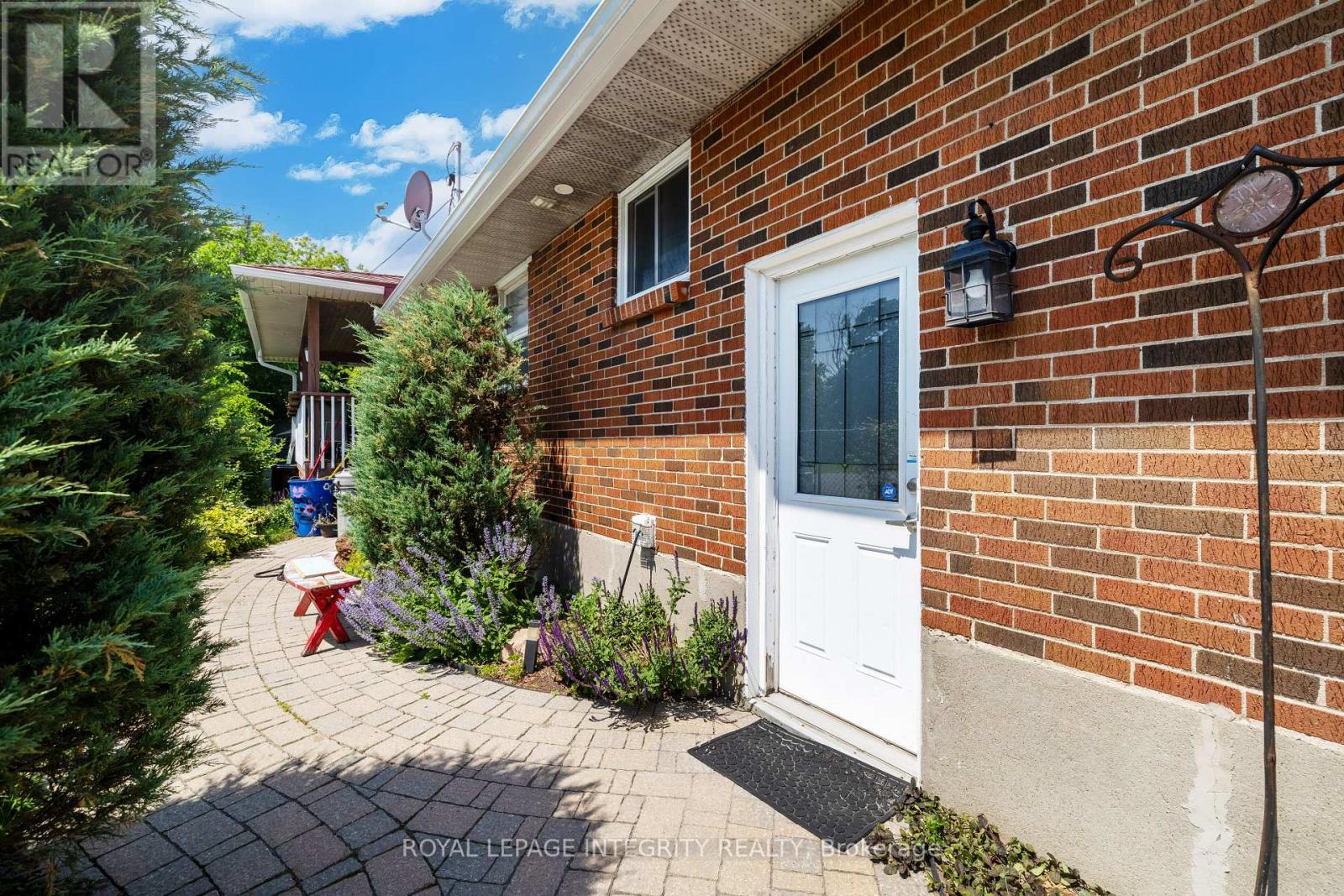 924 Rex Avenue, Ottawa, Ontario  K2A 2P7 - Photo 1 - X13568280