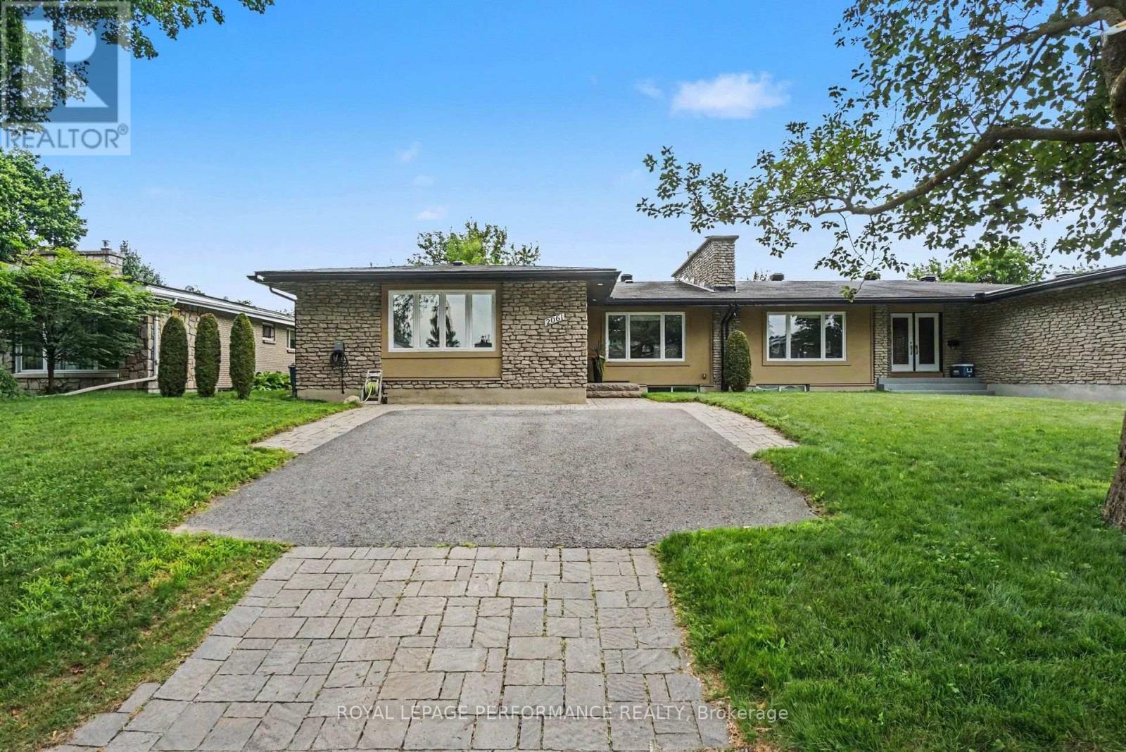 2061 Cabot Street, Ottawa, Ontario  K1H 6J7 - Photo 1 - X13570856