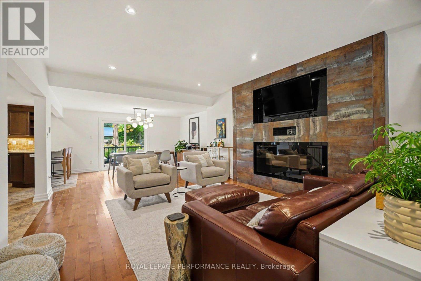 2061 Cabot Street, Ottawa, Ontario  K1H 6J7 - Photo 2 - X13570856