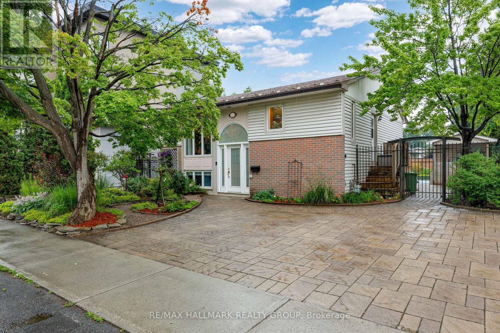 1100 Bathgate Drive, Ottawa, Ontario  K1J 8G1 - Photo 1 - X13570970
