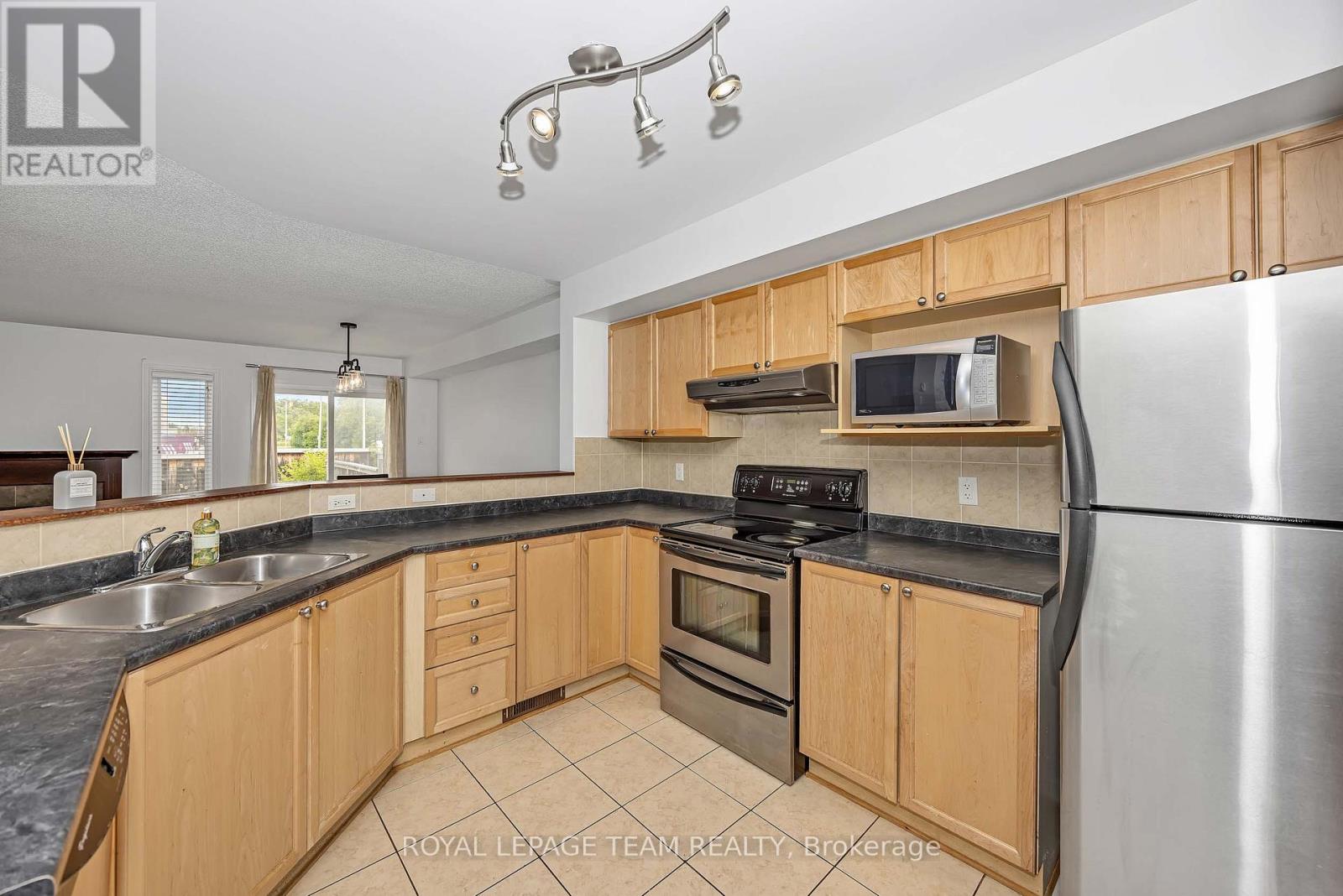 323 Freedom Private, Ottawa, Ontario  K1G 6W3 - Photo 4 - X13572130