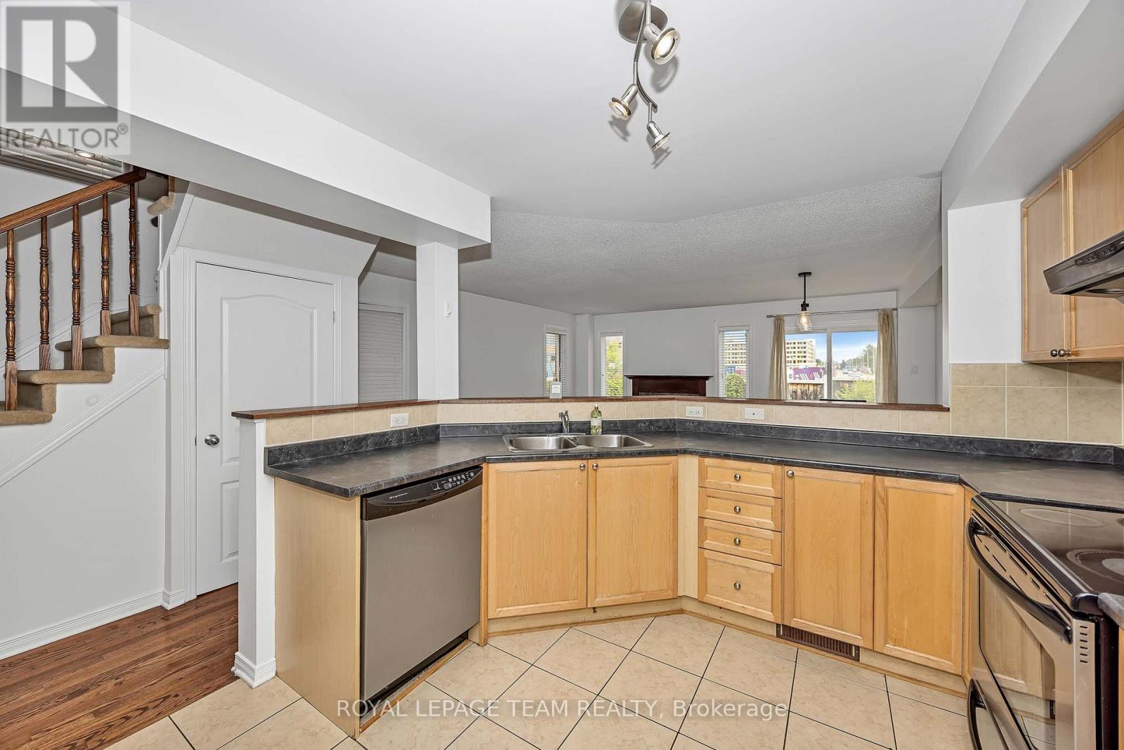 323 Freedom Private, Ottawa, Ontario  K1G 6W3 - Photo 5 - X13572130