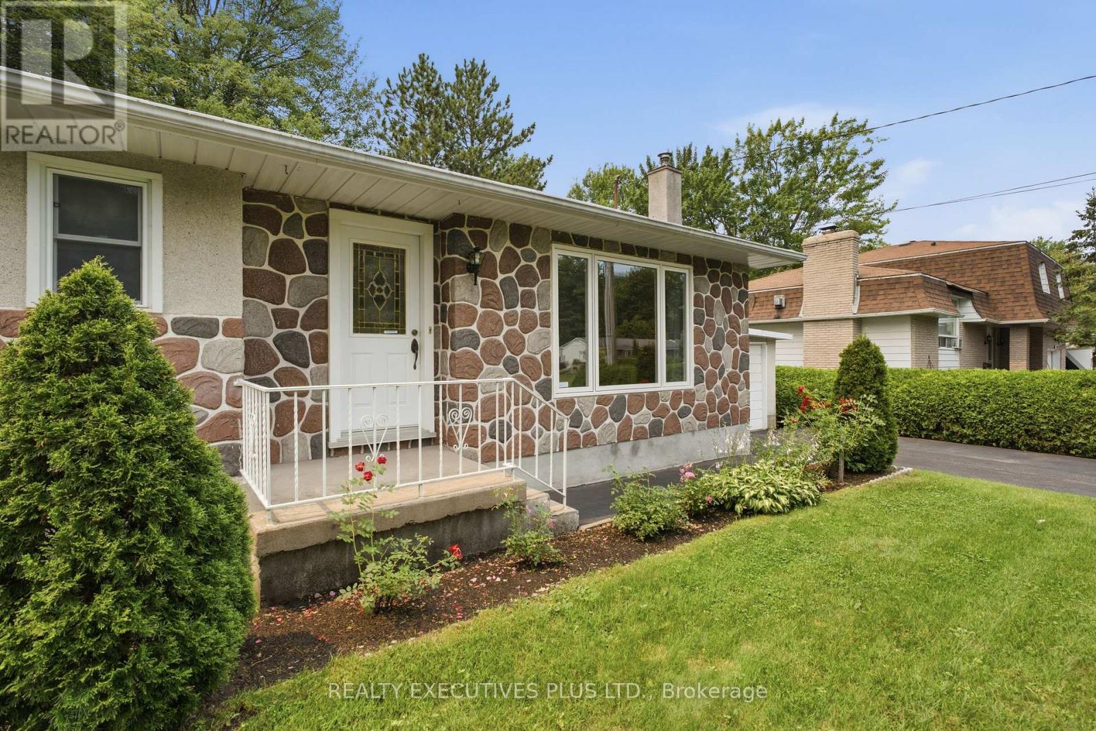2593 Cleroux Crescent, Ottawa, Ontario  K1W 1B6 - Photo 3 - X13575878