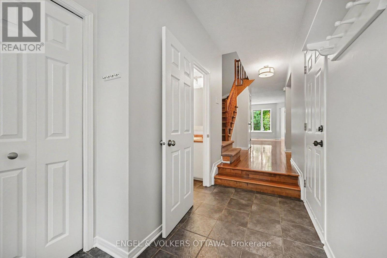 101 Margrave Avenue, Ottawa, Ontario  K1T 3Y1 - Photo 4 - X13577728