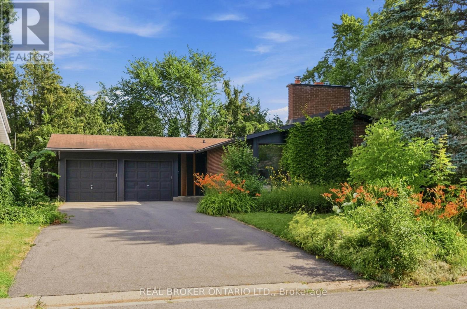 2021 Woodglen Crescent, Ottawa, Ontario  K1J 6G6 - Photo 1 - X13578012