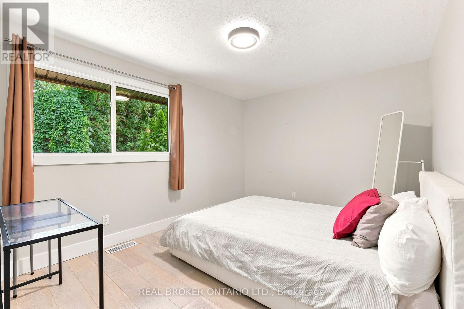 2021 Woodglen Crescent, Ottawa, Ontario  K1J 6G6 - Photo 15 - X13578012