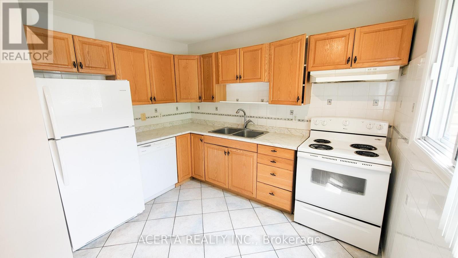 249 Teal Crescent, Ottawa, Ontario  K1E 2C3 - Photo 2 - X13580076