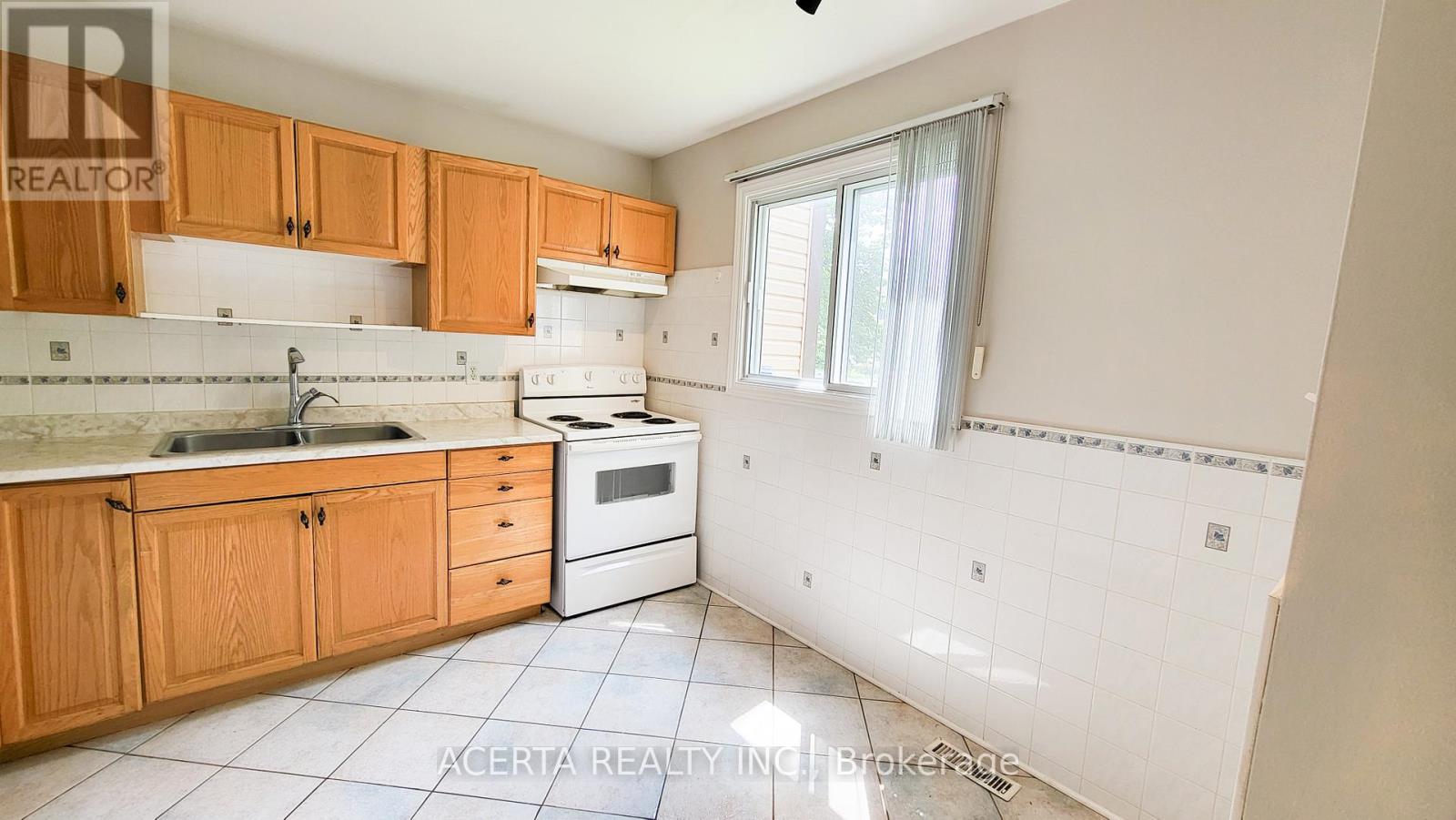249 Teal Crescent, Ottawa, Ontario  K1E 2C3 - Photo 3 - X13580076