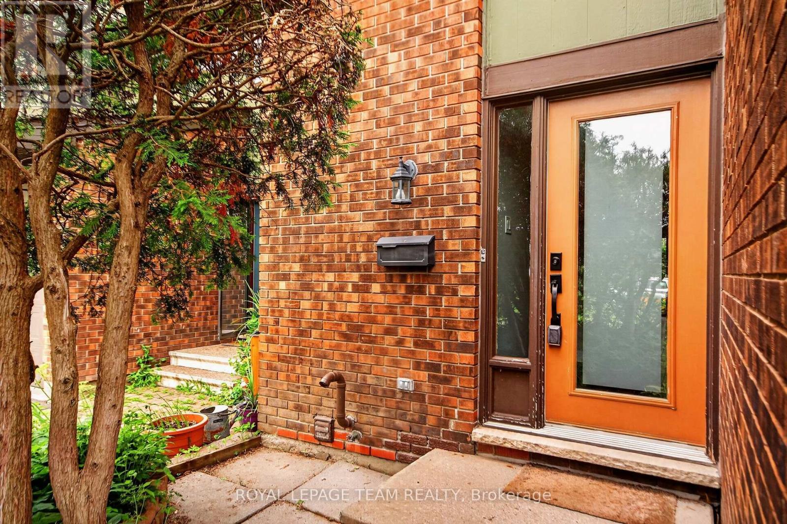 9 - 18 Chisholm Court, Ottawa, Ontario  K2K 1E2 - Photo 2 - X13581096