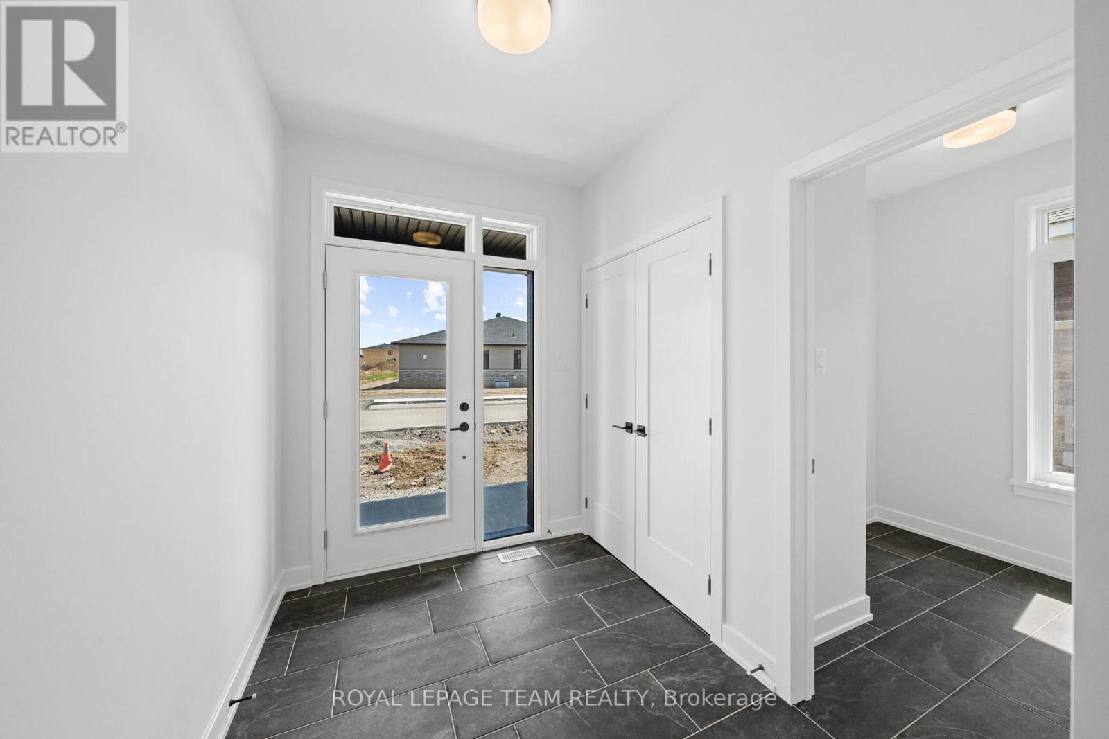 1094 Moore Street, Brockville, Ontario  K6V 0H2 - Photo 2 - X13583128