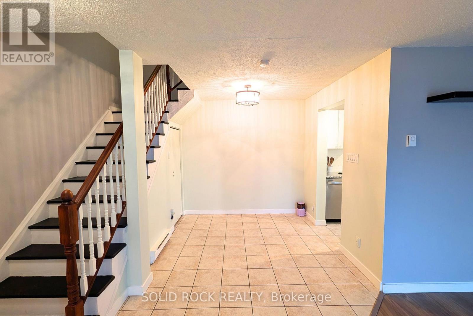 B - 29 Woodvale Green Drive, Ottawa, Ontario  K2G 4H3 - Photo 4 - X13586712